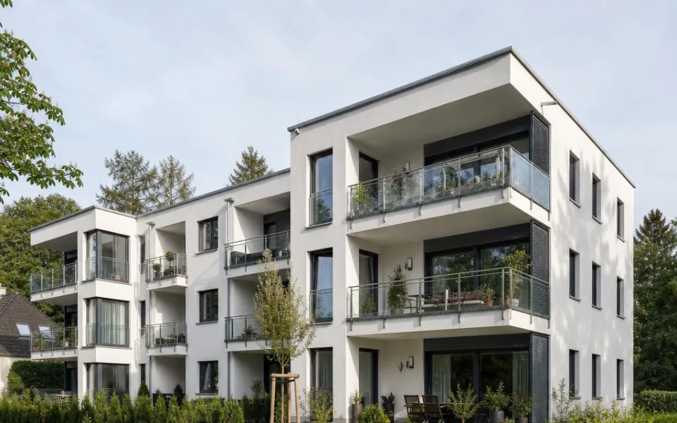 Dreigeschossiges Mehrfamilienhaus mit Glasbalkonen als Neubau in Österreich – Wohneinheiten für Anleger 2026
